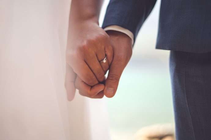 Casal de noivos de mãos dadas (Foto: Wedding Dreamz / Unsplash)