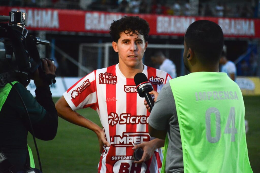 Hiwry Cezar -, meio campista do time de Sete Lagoas - sendo entrevistado pós jogo contra North.