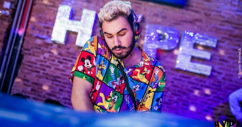 Muito mais que o play: DJs e a vivência profissional em Viçosa