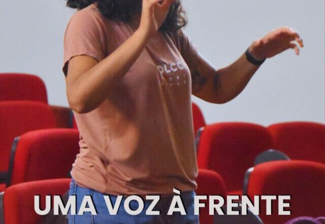 Uma Voz À Frente Do Coral